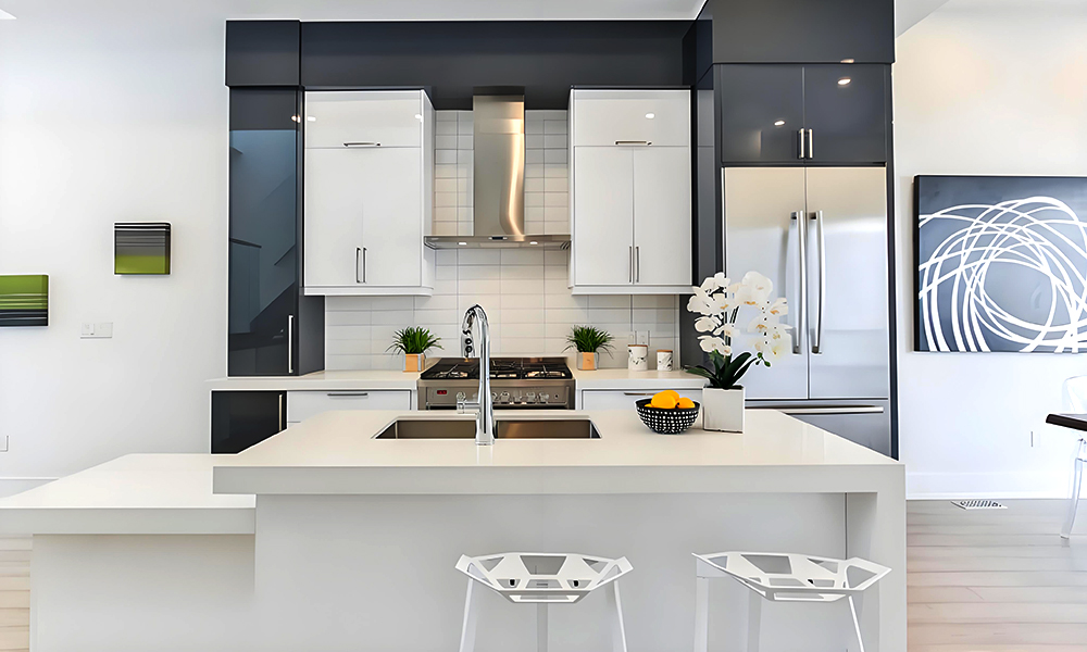 Modern Kitchen Cabinet with Smooth Lacquer Finish Stylish Style Moisture-Resistant and Heat-Tolerant Designed for Long-Lasting Use