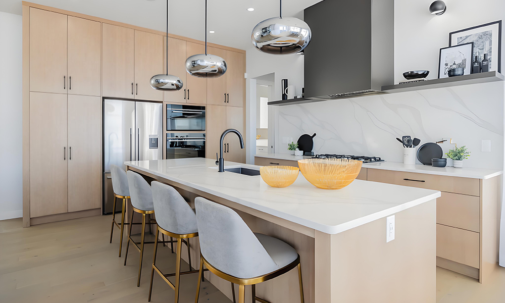 Modern Kitchen Cabinets Smooth Veneer Finish Functional Layout Stylish Design High Quality for Small Apartments